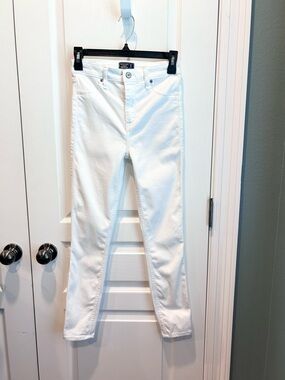Abercrombie & Fitch Women’s Simone White SkinnyHigh Rise Jeans Size 25/0 Short